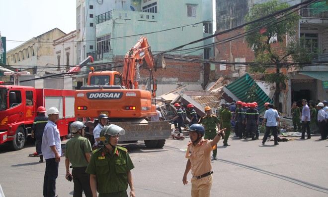 Sập nhà 3 tầng, cụ ông văng xuống đường tử vong - ảnh 3