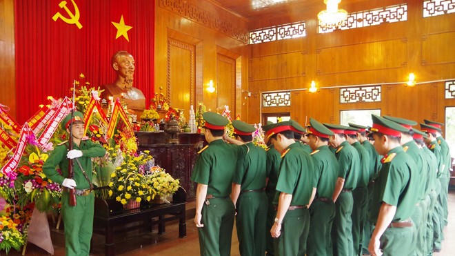 Dâng hương kỷ niệm ngày sinh Bác Hồ - ảnh 1
