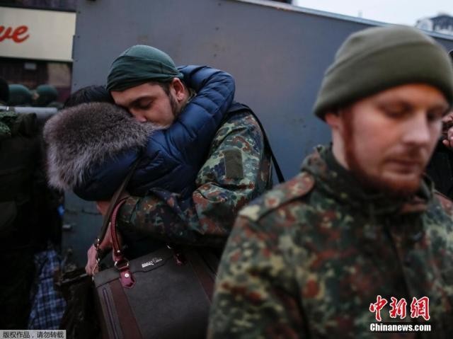Rưng rưng lệ tiễn người vào vùng chiến sự Đông Ukraine - ảnh 11