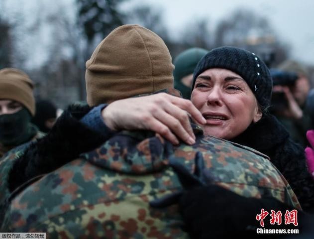 Rưng rưng lệ tiễn người vào vùng chiến sự Đông Ukraine - ảnh 12