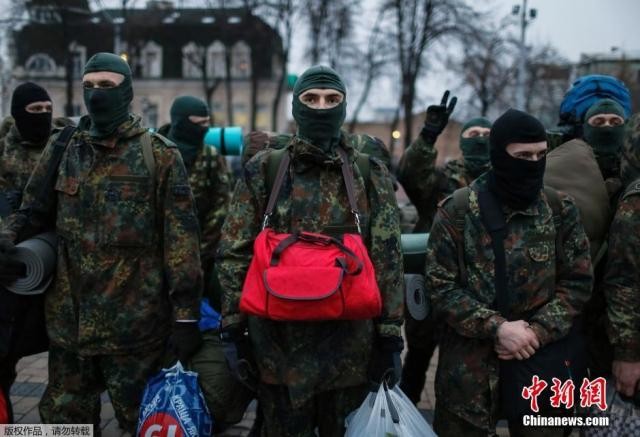 Rưng rưng lệ tiễn người vào vùng chiến sự Đông Ukraine - ảnh 13