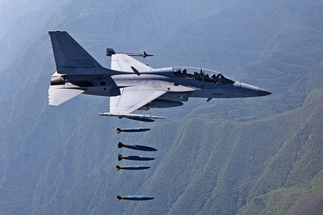 Tận thấy tiêm kích ‘Đại bàng vàng’ FA-50 thả bom - ảnh 1