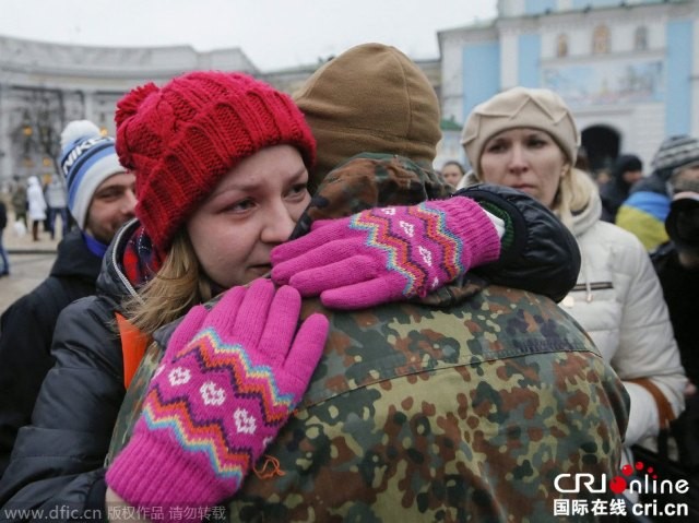 Rưng rưng lệ tiễn người vào vùng chiến sự Đông Ukraine - ảnh 2