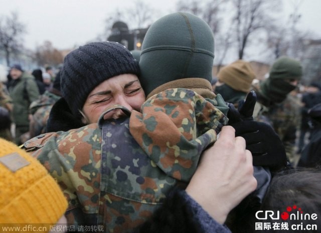 Rưng rưng lệ tiễn người vào vùng chiến sự Đông Ukraine - ảnh 4