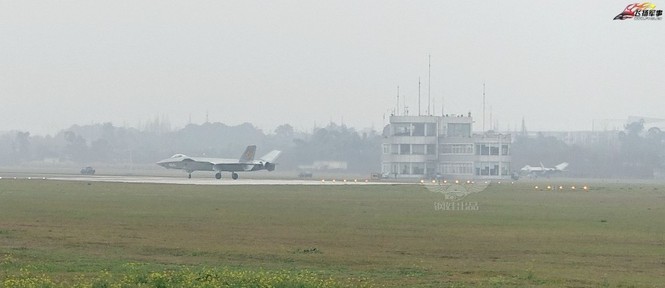 Chiến đấu cơ tàng hình J-20 số hiệu 2015 của Trung Quốc lộ diện - ảnh 1