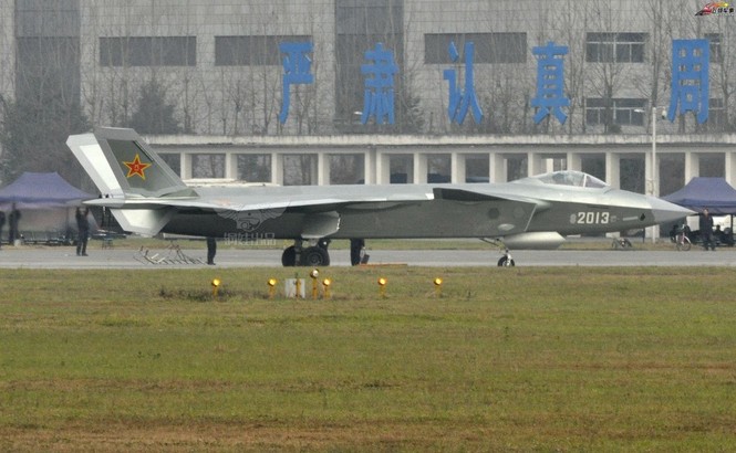 Chiến đấu cơ tàng hình J-20 số hiệu 2015 của Trung Quốc lộ diện - ảnh 2