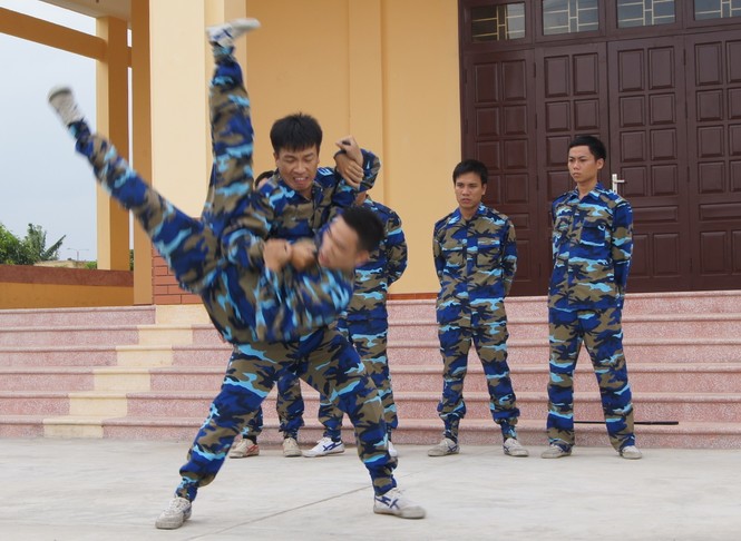 Cảnh sát biển vượt sóng, giữ chủ quyền - ảnh 1