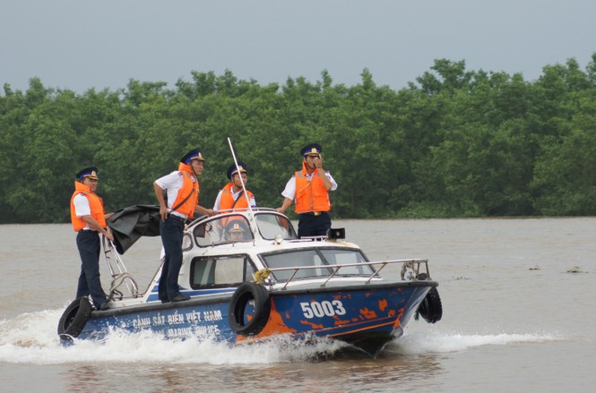 Cảnh sát biển vượt sóng, giữ chủ quyền - ảnh 7
