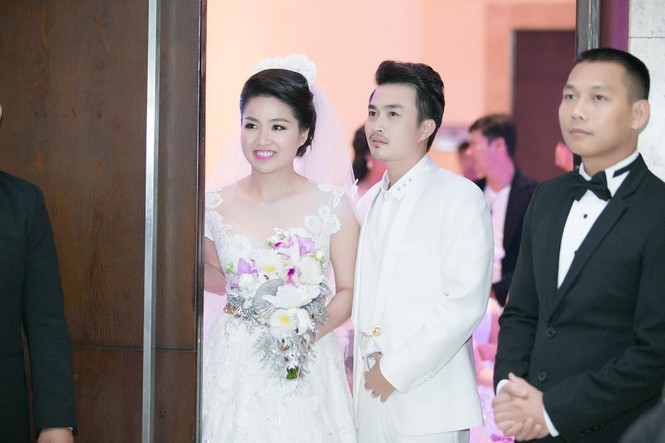 Lê Khánh được chú rể hôn tình tứ trong tiệc cưới - ảnh 1