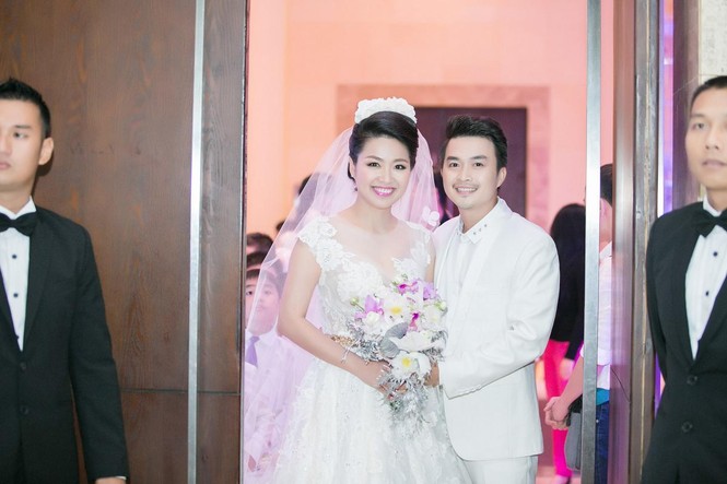 Lê Khánh được chú rể hôn tình tứ trong tiệc cưới - ảnh 2