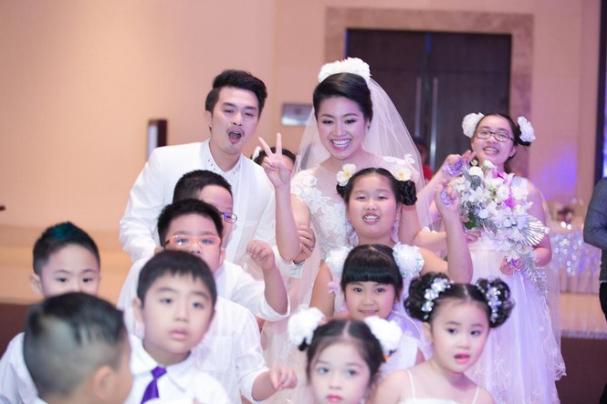 Lê Khánh được chú rể hôn tình tứ trong tiệc cưới - ảnh 11