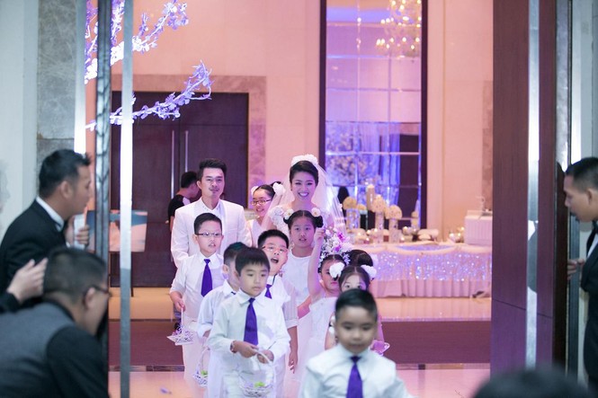 Lê Khánh được chú rể hôn tình tứ trong tiệc cưới - ảnh 3