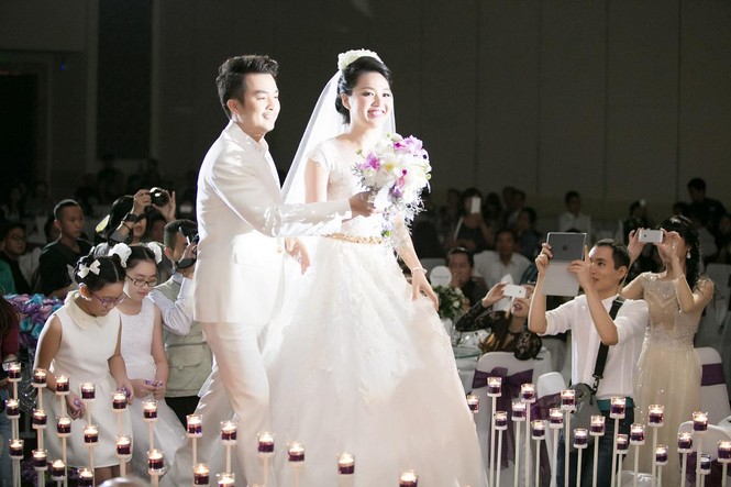 Lê Khánh được chú rể hôn tình tứ trong tiệc cưới - ảnh 5