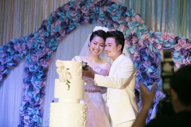 Lê Khánh được chú rể hôn tình tứ trong tiệc cưới - ảnh 6