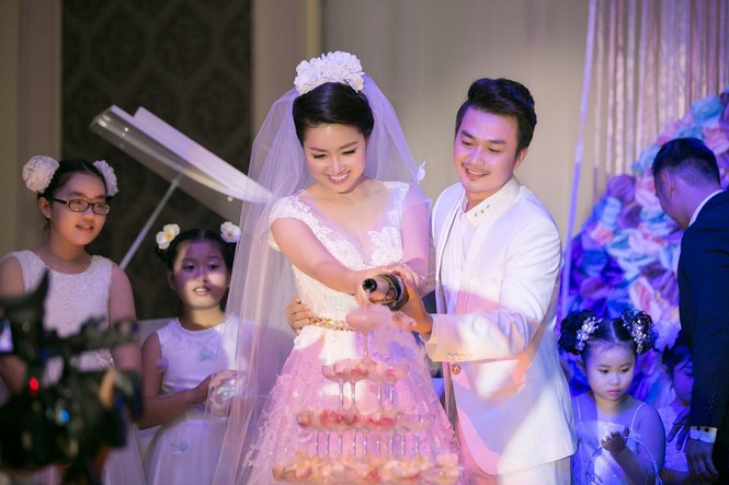Lê Khánh được chú rể hôn tình tứ trong tiệc cưới - ảnh 7