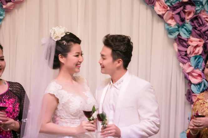 Lê Khánh được chú rể hôn tình tứ trong tiệc cưới - ảnh 9