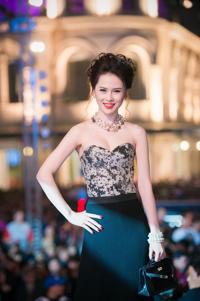 Thái Như Ngọc vai trần gợi cảm đón năm mới - ảnh 6