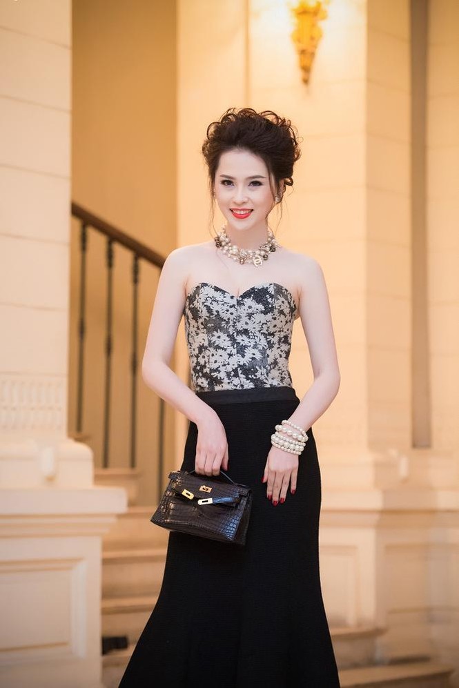 Thái Như Ngọc vai trần gợi cảm đón năm mới - ảnh 1
