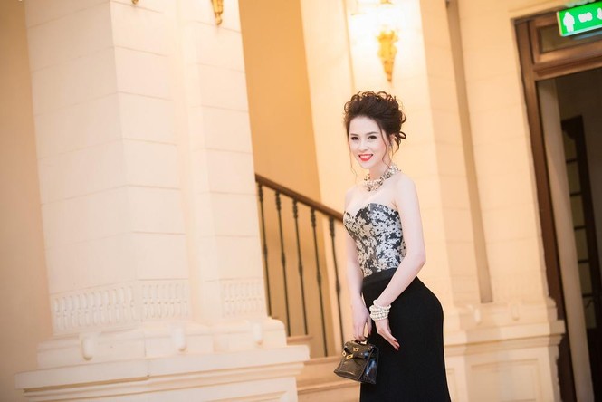 Thái Như Ngọc vai trần gợi cảm đón năm mới - ảnh 2