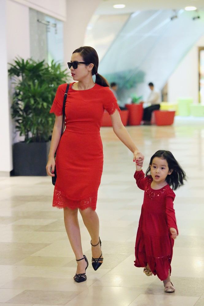 Lưu Hương Giang xách túi trăm triệu xuống phố cùng con gái - ảnh 1