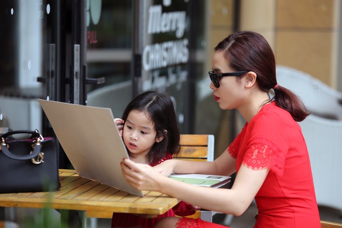Lưu Hương Giang xách túi trăm triệu xuống phố cùng con gái - ảnh 7