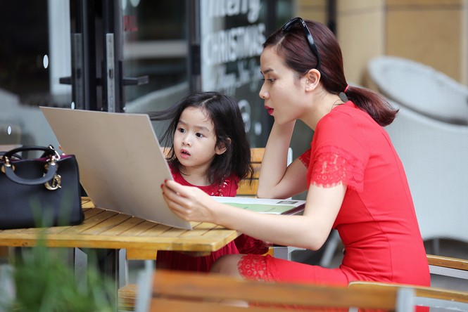 Lưu Hương Giang xách túi trăm triệu xuống phố cùng con gái - ảnh 6