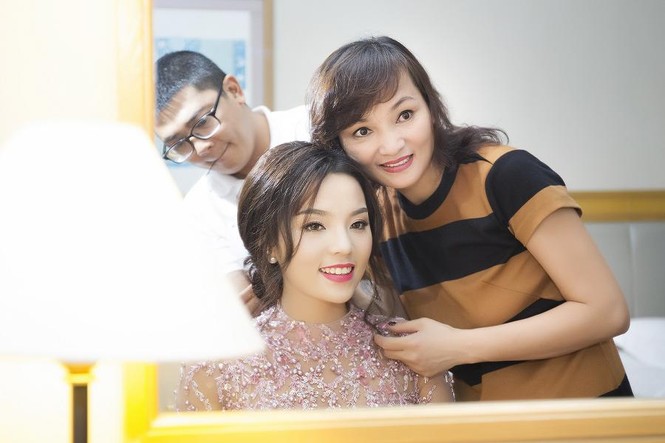 Hoa hậu Kỳ Duyên xinh đẹp đi sự kiện cùng mẹ - ảnh 1