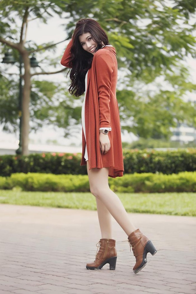 Trang Lạ xinh đẹp hút hồn trên đường phố Sài Gòn - ảnh 6
