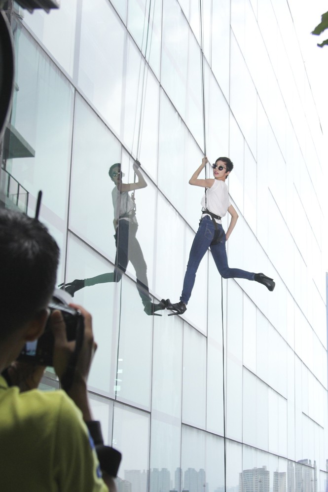 Top 6 Next Top Model 'thót tim' khi chụp ảnh trên cao - ảnh 10