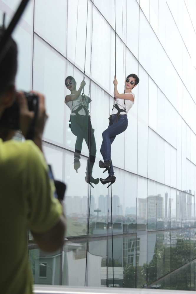 Top 6 Next Top Model 'thót tim' khi chụp ảnh trên cao - ảnh 9