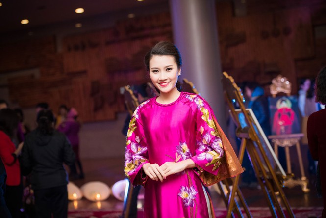'Người đẹp làn da' Thanh Tú duyên dáng với áo dài - ảnh 4