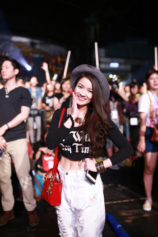 Thủy Top mặc crop-top, khoe eo thon gọn - ảnh 5