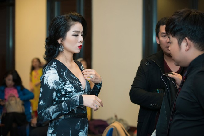Á hậu Thụy Vân diện váy đỏ rực, duyên dáng làm MC - ảnh 7
