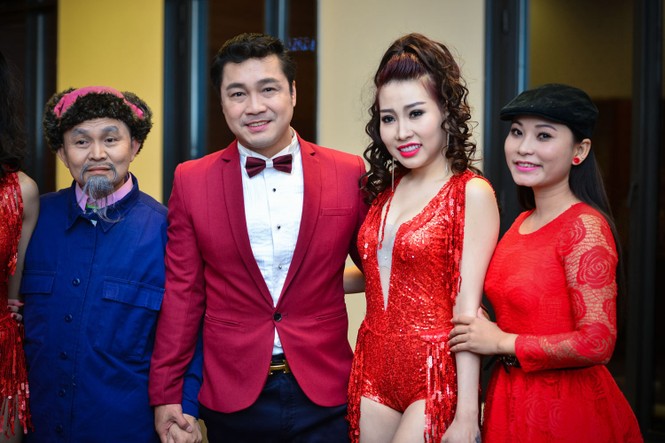 Á hậu Thụy Vân diện váy đỏ rực, duyên dáng làm MC - ảnh 11