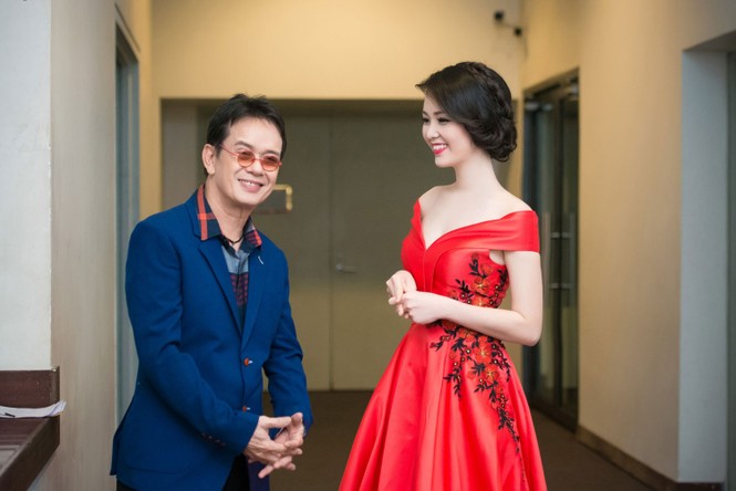 Á hậu Thụy Vân diện váy đỏ rực, duyên dáng làm MC - ảnh 4