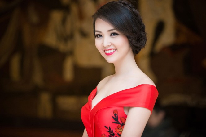 Á hậu Thụy Vân diện váy đỏ rực, duyên dáng làm MC - ảnh 1