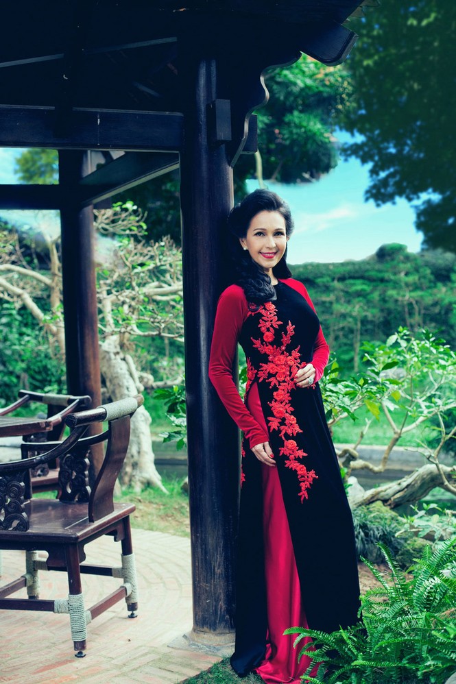 'Người đàn bà không tuổi' duyên dáng với áo dài xuân - ảnh 10