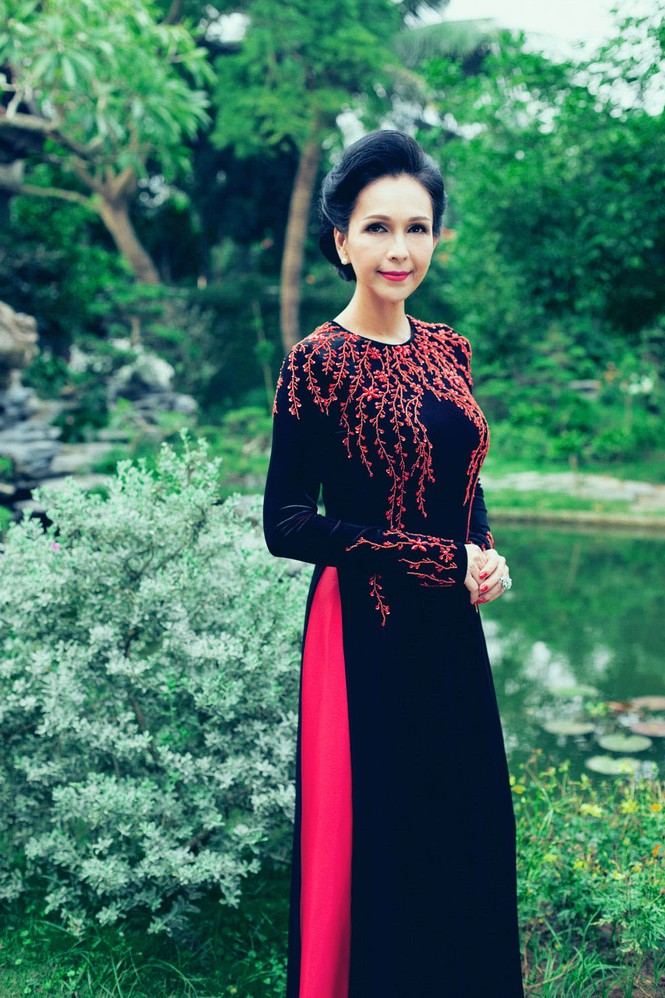 'Người đàn bà không tuổi' duyên dáng với áo dài xuân - ảnh 8