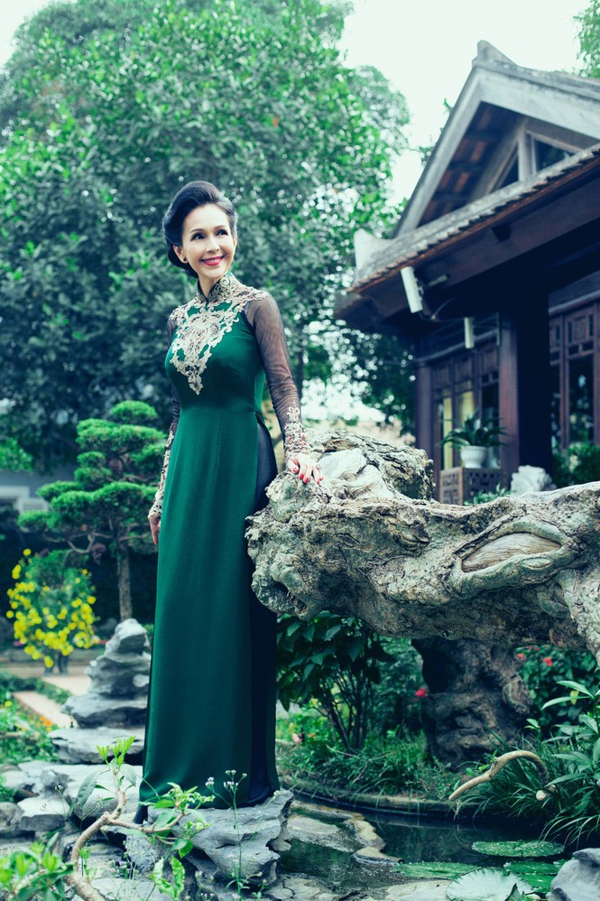 'Người đàn bà không tuổi' duyên dáng với áo dài xuân - ảnh 7