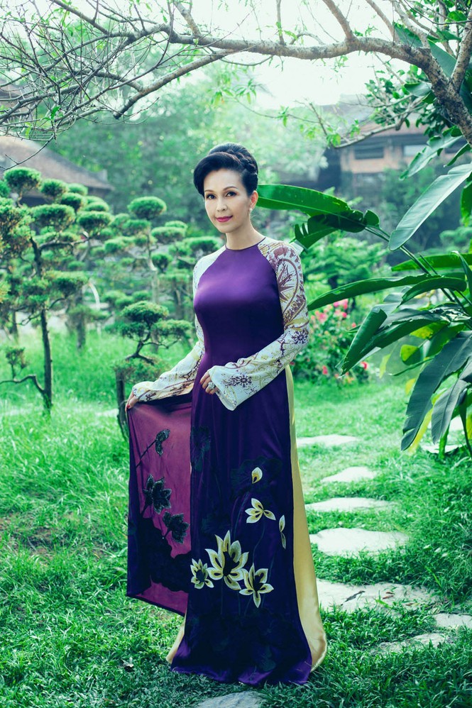 'Người đàn bà không tuổi' duyên dáng với áo dài xuân - ảnh 2