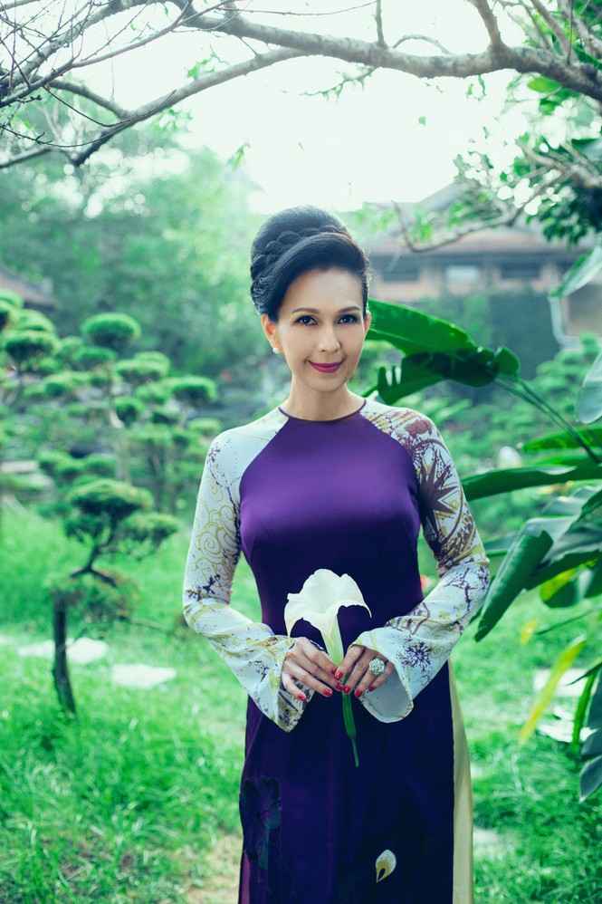 'Người đàn bà không tuổi' duyên dáng với áo dài xuân - ảnh 1