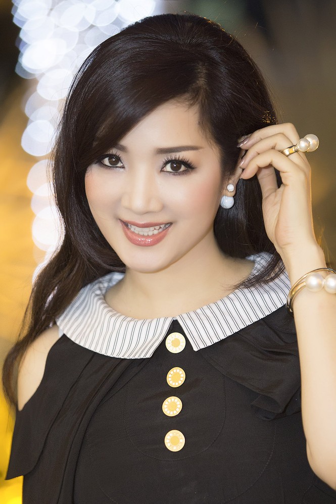 Hoa hậu Giáng My xinh đẹp, trẻ trung đi làm giám khảo - ảnh 7