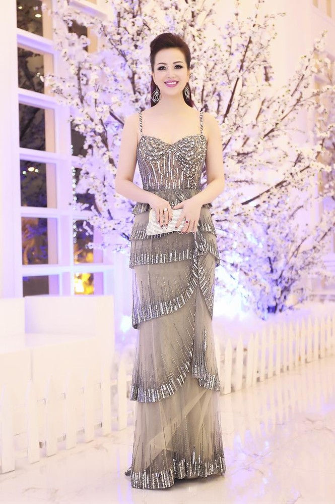Hoa hậu Diệu Hoa 'lột xác' với style sang trọng, gợi cảm - ảnh 2