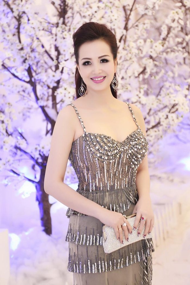 Hoa hậu Diệu Hoa 'lột xác' với style sang trọng, gợi cảm - ảnh 3