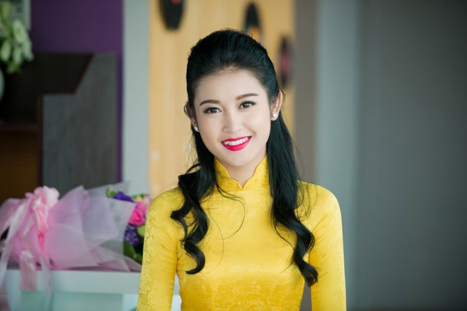 Á hậu Huyền My rạng rỡ áo dài vàng ghi hình Tết - ảnh 7