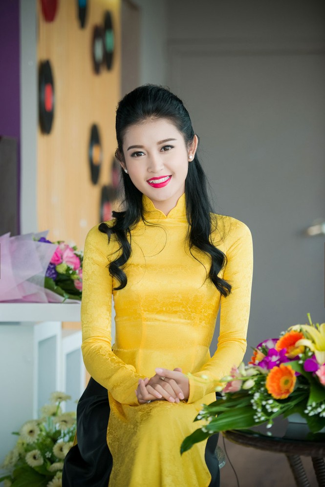 Á hậu Huyền My rạng rỡ áo dài vàng ghi hình Tết - ảnh 6