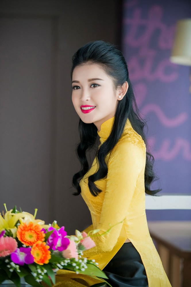 Á hậu Huyền My rạng rỡ áo dài vàng ghi hình Tết - ảnh 8
