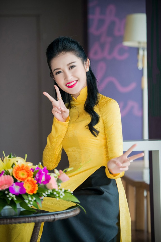 Á hậu Huyền My rạng rỡ áo dài vàng ghi hình Tết - ảnh 10