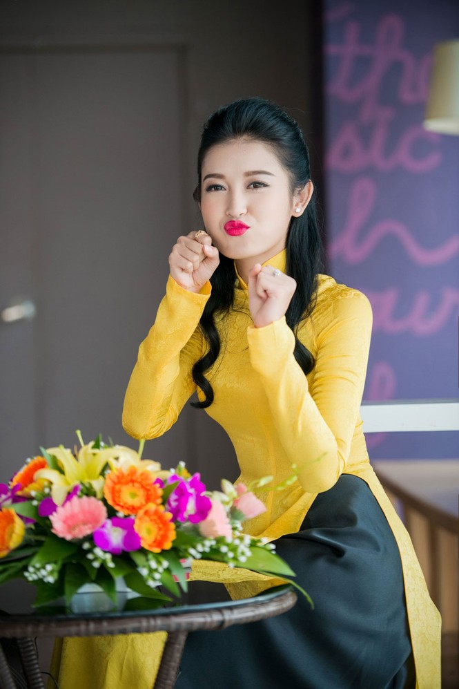 Á hậu Huyền My rạng rỡ áo dài vàng ghi hình Tết - ảnh 11