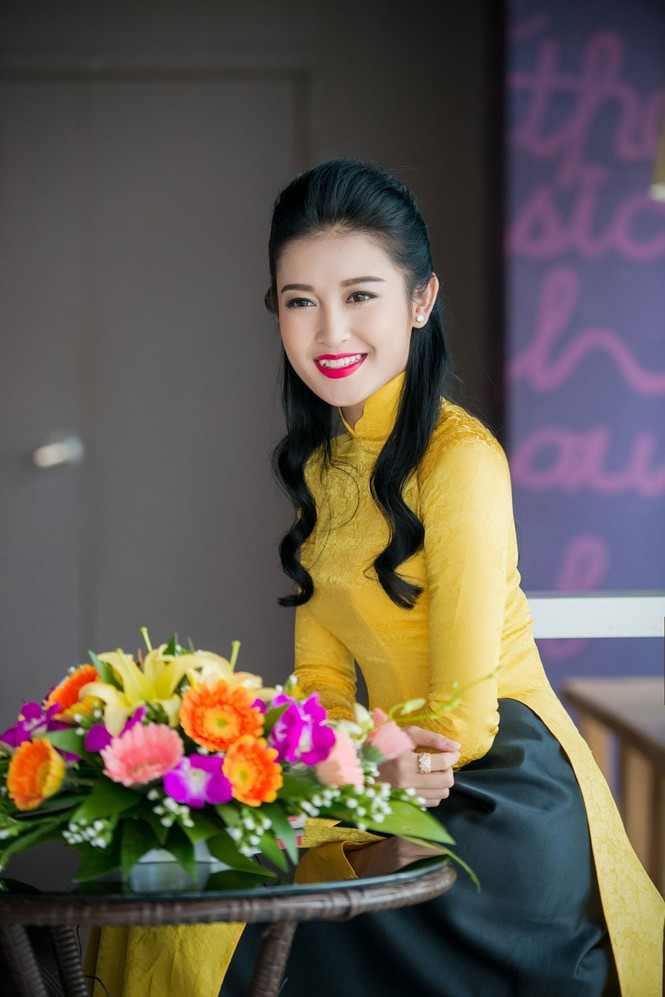 Á hậu Huyền My rạng rỡ áo dài vàng ghi hình Tết - ảnh 12